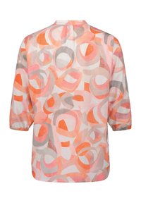 Haut léger et semi-transparent à manches 3/4, présentant un motif abstrait coloré en nuances de rose, orange et gris sur fond blanc.