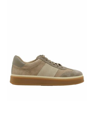 Lavtop snøresko i ruskind i beige og taupe med snørelukning og tyk brun gummisål, vist fra siden på hvid baggrund.