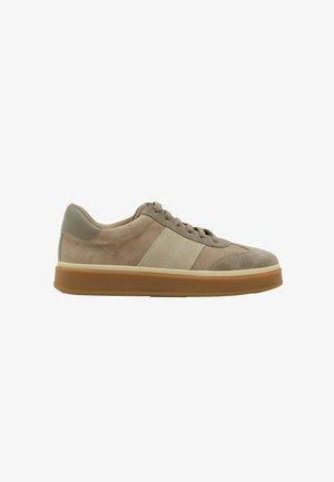 Lavtop snøresko i ruskind i beige og taupe med snørelukning og tyk brun gummisål, vist fra siden på hvid baggrund.