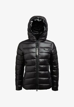 Melnā spīdīgā pūkainā jaka ar kapuci, priekšējo rāvējslēdzēju, logotipu uz krūtīm un rāvējslēdzēja vilkmi, paredzēta aukstam laikam.