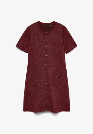 Knielanges karminrotes Strickkleid aus weichem Material mit kurzen Ärmeln, rundem Ausschnitt und schwarzen Knopfdetails sowie zwei Vorderstaschen.
