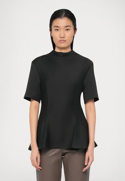 Haut noir ajusté avec des manches courtes et un col haut, texture lisse, légère flare à la taille, coutures minimales et sans matériel visible.