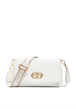 Witte gequiltte leren tas met gouden hardware, voorzien van een decoratieve sluiting en een crèmekleurige schouderband met logo. Rechthoekige vorm met gestructureerde zijkanten.