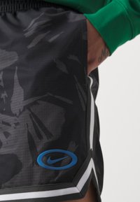 Nike Performance DNA AOP 6IN SHORT - Pantalón corto de deporte - anthracite/black/star blue