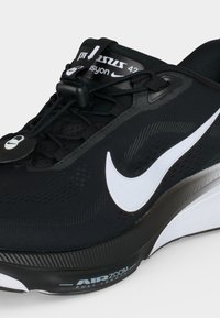 Μαύρο παπούτσι τρεξίματος Nike Air Zoom Pegasus 42 με λευκό λογότυπο swoosh και ρυθμιζόμενο σύστημα κορδονιών με κλιπ.