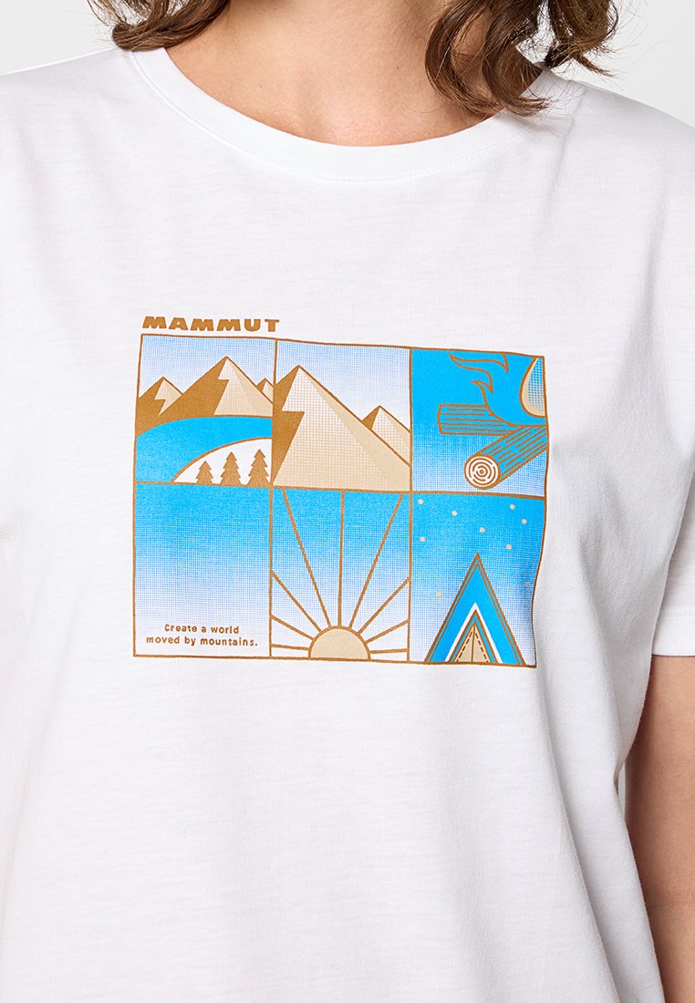 Biała bawełniana koszulka z graficznym wzorem przedstawiającym geometryczne motywy gór i słońca w kolorze złotym i niebieskim. Nazwa marki "Mammut" na górze.