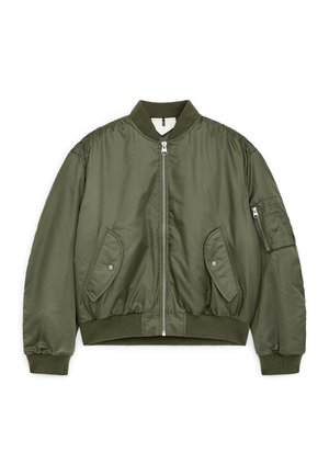 Kurtka bomberka oliwkowa z przednim zamkiem błyskawicznym, dwoma kieszeniami na zatrzaski, prążkowanymi mankietami, kołnierzem, dolnym brzegiem oraz kieszenią na zamek na lewym rękawie.