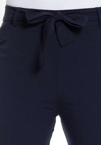 Navyblauwe broek met een stoffen riem in de taille, vervaardigd van een glad materiaal, met een getailleerd ontwerp en onzichtbare zijzakken.