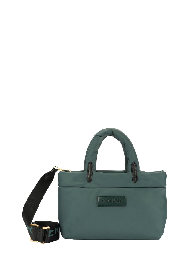 Bolso de mano verde de nylon con detalles en cuero negro. Presenta dos asas cortas, una correa desmontable y un parche de logotipo en la parte frontal. Textura suave.