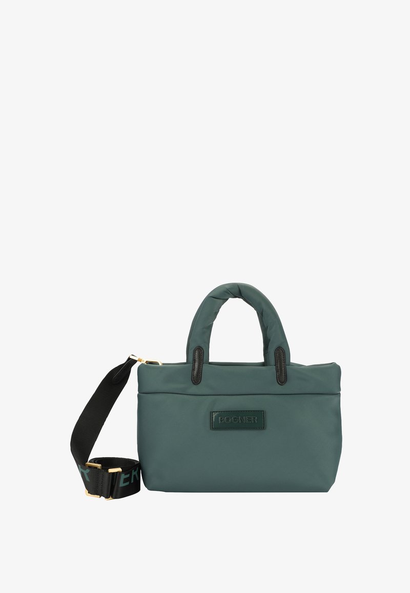 Bolso de mano verde de nylon con detalles en cuero negro. Presenta dos asas cortas, una correa desmontable y un parche de logotipo en la parte frontal. Textura suave.