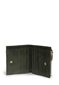 Zielony zamszowy portfel ze złotym zamkiem, wieloma miejscami na karty i zapięciem na nap. Gładka tekstura i minimalistyczny design.
