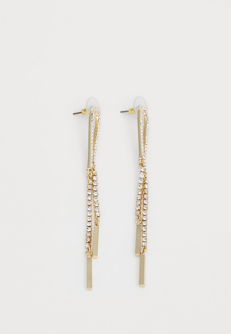 Boucles d'oreilles en ton or présentant un design épuré avec des chaînes de cristaux pendantes et des accents rectangulaires. Fini lisse avec des textures brillantes.