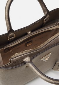 Guess MERIDIAN GIRLFRIEND SATCHEL - Håndveske - bronzo