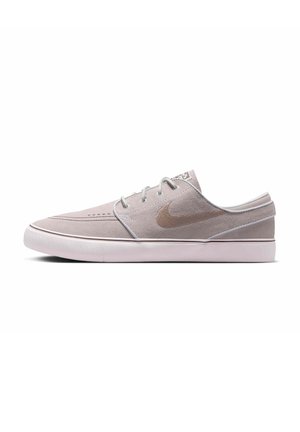 Buty sportowe niskie w jasnym odcieniu wiśniowego zamszu z białą podeszwą i wiśniowym logo Nike z boku, widoczne z prawego profilu.