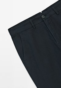 Pantaloni blu scuro con frontale piatto, tasche laterali e una texture liscia. Presenta una chiusura con bottone e passanti per cintura.