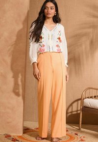Love & Roses EMBROIDERED SCALLOP DETAIL LONG SLEEVE  - Pusero - ivory