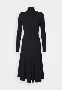 Svart ribbad stickad klänning med hög hals, långa ärmar och utblåst nederdel, med en åtsittande överdel och korsprygd detalj vid bröstet.