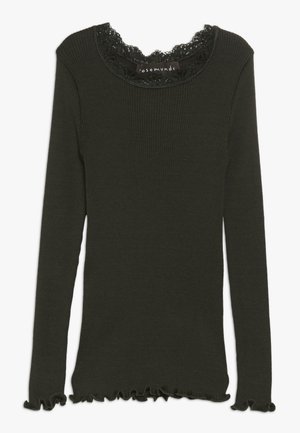 Schwarzes, geripptes Langarmoberteil mit rundem Ausschnitt, der mit Spitze verziert ist, sowie gerüschten Abschlüssen an Bündchen und Saum.