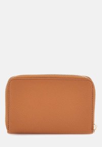 Portafoglio in pelle tan con finitura texturizzata, chiusura con zip e forma rettangolare. Presenta un design pulito e hardware minimale.