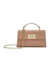 Borsa a mano in pelle beige con manico superiore, tracolla in catena dorata e chiusura rettangolare in oro su sfondo bianco.