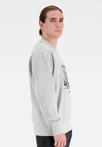 New Balance GRAPHIC CREW - Sudadera - athletic grey