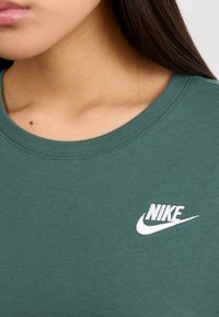 Nike Sportswear CLUB TEE - Navadna majica - vintage green