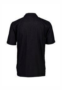 Chemise noire à manches courtes en tissu léger, avec un col rabattu, un détail de empiècement au dos et une texture subtile.