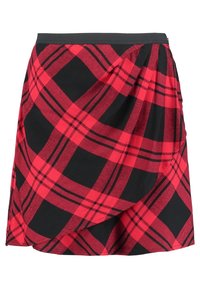 Punainen ja musta ruudullinen hame, jossa on roikkuva etuosa, valmistettu pehmeästä kankaasta. Hameessa on musta joustava vyötärö ja kulmikas helma.