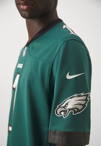 Eagles grøn fodboldtrøje lavet af åndbart stof. Har en sort krave, nummer "1" på fronten og holdlogoet på venstre ærme.