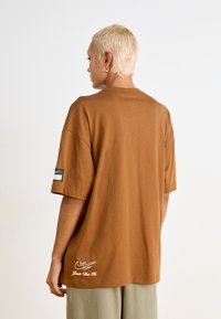 Nike Sportswear DANCE TEE - Apdrukāts T-krekls - light british tan