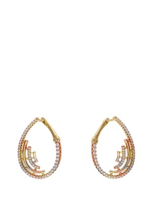 Orecchini a goccia tono oro con file alternate di cristalli trasparenti e oro rosa in un design curvo.