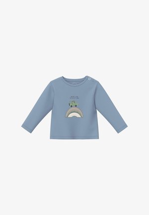 Hellblaues Baby-Langarmshirt mit Druckknöpfen an der Schulter, zeigt ein grünes Auto und einen Regenbogen mit dem Text "Bereit für Abenteuer" auf der Vorderseite.