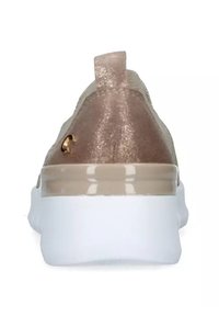 Sneaker con retro metallico dorato, intersuola beige liscia e suola in gomma bianca; presenta una tomaia in tessuto testurizzato e dettagli dorati.