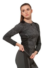 Maglia atletica a maniche lunghe di colore grigio scuro con motivo testurizzato, con accenti neri e logo. Design aderente, tessuto morbido e collo rotondo.