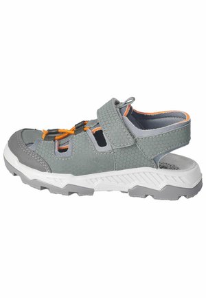 Letvægt sandal i grå med en struktureret overdel, orange accenter, justerbare remme og en hvid gummisål med et robust mønster.