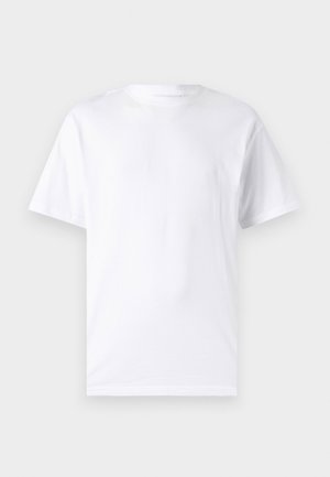 Camiseta blanca de manga corta hecha de algodón con cuello redondo, que presenta una textura suave y un diseño simple sin patrones ni acentos.