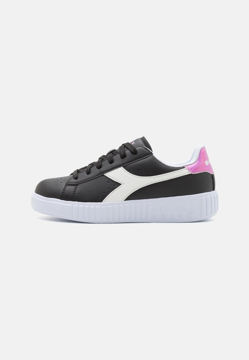 Sneaker sintetica nera con accenti bianchi, punta arrotondata, suola piatta bianca e un tallone rosa e bianco. Presenta lacci neri e dettagli perforati.