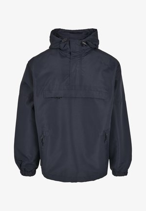 Tamsiai mėlynas vėjyje atsparus švarkas su gobtuvu, priekinėmis kišenėmis ir šoninėmis kišenėmis su užtrauktukais. Pagamintas iš lengvo, vandeniui atsparaus medžiagos.