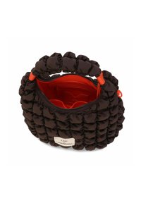 Bolso redondo de color marrón oscuro con textura de tela fruncida, asas naranjas e interior rojo. Cuenta con cierre de cremallera y bolsillos internos.