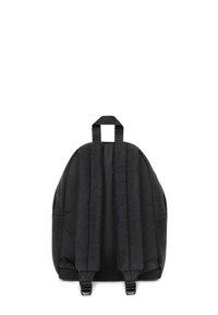 Zwarte rugzak met zacht, gestructureerd materiaal op de banden, gevoerde achterkant en verstelbare gespen. Eenvoudig, afgerond ontwerp zonder zichtbare logo's.