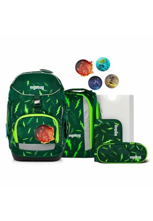 La collection de sacs à dos verts présente un imprimé éclairs, des accents réfléchissants et comprend une trousse, un classeur et des boutons décoratifs.