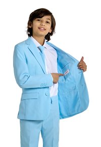 Hellblauer Anzug mit einem Zweiknopfjackett und passender Hose, ausgestattet mit einer Tasche mit einem Etikett. Unter einem weißen Hemd und einer Krawatte getragen.