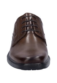 Braune Lederhalbschuhe mit glatter Oberfläche, sechs Ösen für die Schnürsenkel, einer runden Spitze und einer schwarzen Gummisohle.