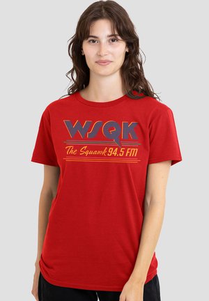 STRANGER THINGS WSQK THE SQUAWK - Print T-shirt - red
