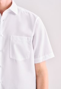 Wit overhemd met korte mouwen van gladde stof, voorzien van een borstzak en een standaard kraag, met een strak, minimalistich ontwerp.