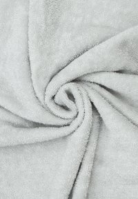 Graues Mikrofasergewebe, das spiralförmig gerollt ist und eine weiche, strukturierte Oberfläche mit kurzen Schlaufen sowie einer gleichmäßigen Farbe aufweist.