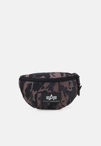 Kamikaze bum bag v čiernej, šedej a ružovohnedej farbe, s uzáverom na zips a značkovou nášivkou s textom "Alpha Industries".