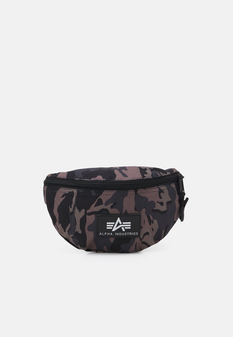 Kamikaze bum bag v čiernej, šedej a ružovohnedej farbe, s uzáverom na zips a značkovou nášivkou s textom "Alpha Industries".
