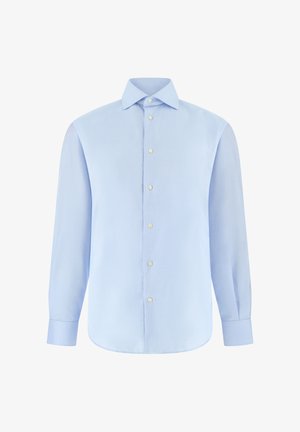 Hellblaues langärmeliges Hemd mit durchgehender Knopfleiste und klassischem Kragen auf weißem Hintergrund.