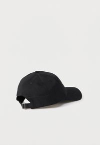 Μαύρο ρυθμιζόμενο καπέλο μπέιζμπολ με μεταλλικό κούμπωμα, απεικονίζεται σε απλό λευκό φόντο.